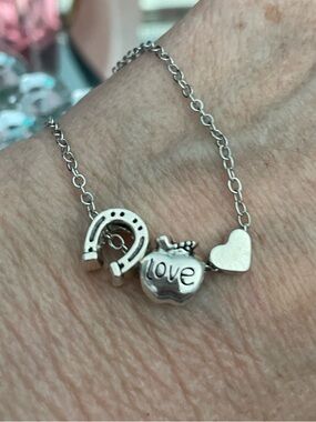✨Silvertone Love Charm Bracelet with Heart & Horseshoe✨NEW